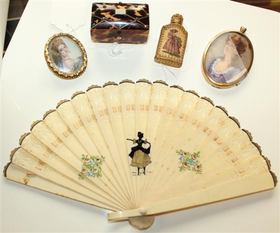 Tortoiseshell trinket box, ivory bun feet, gilt-mounted scent bottle, 2 portait miniatures & a fan